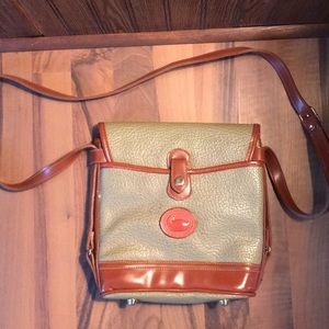 Dooney & bourks crossbody leather bag